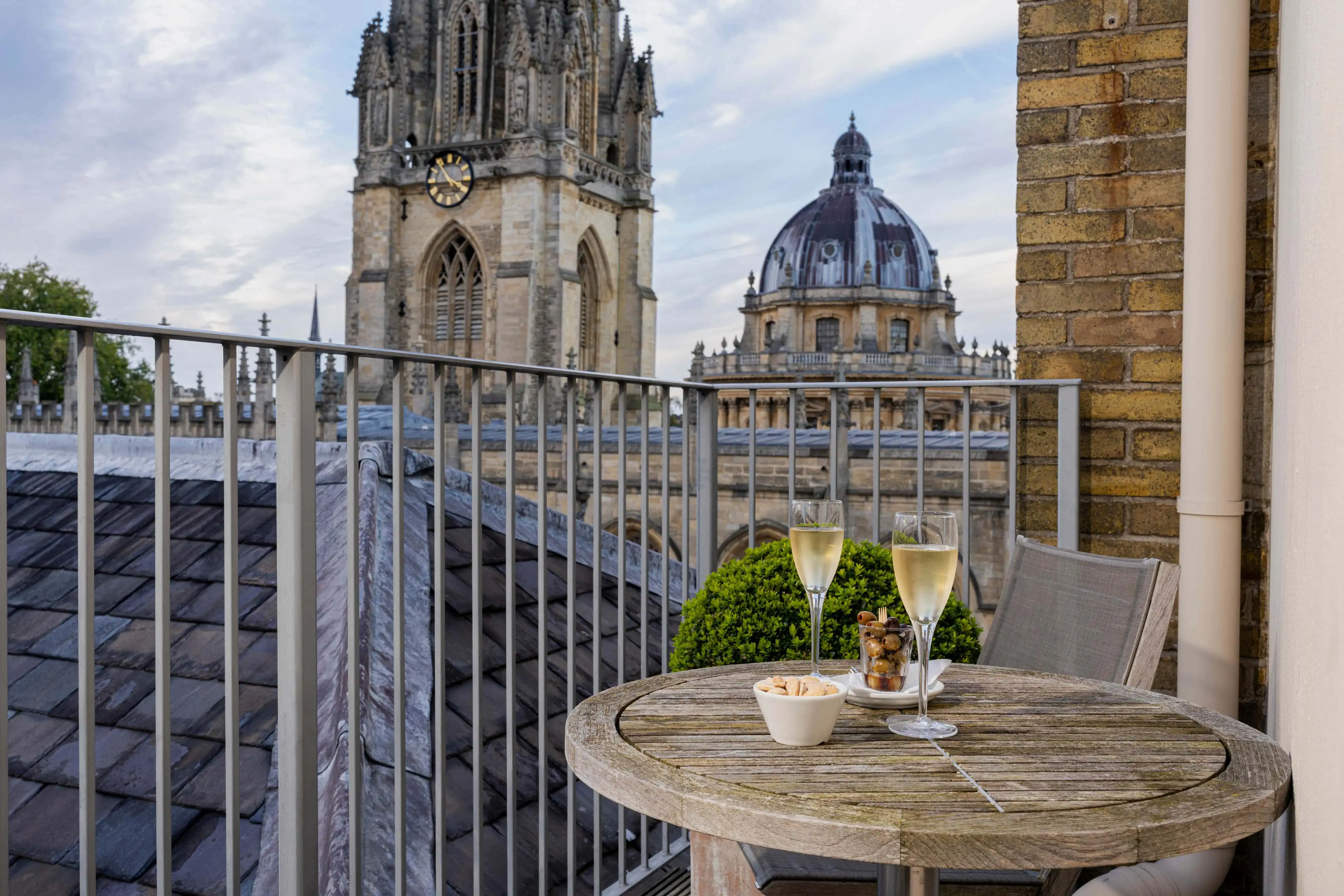 A7R03431 - 2023 - Old Bank Hotel - Oxford - High Res - Room 44 Superior Deluxe with Balcony Seating Champagne View - Web Hero