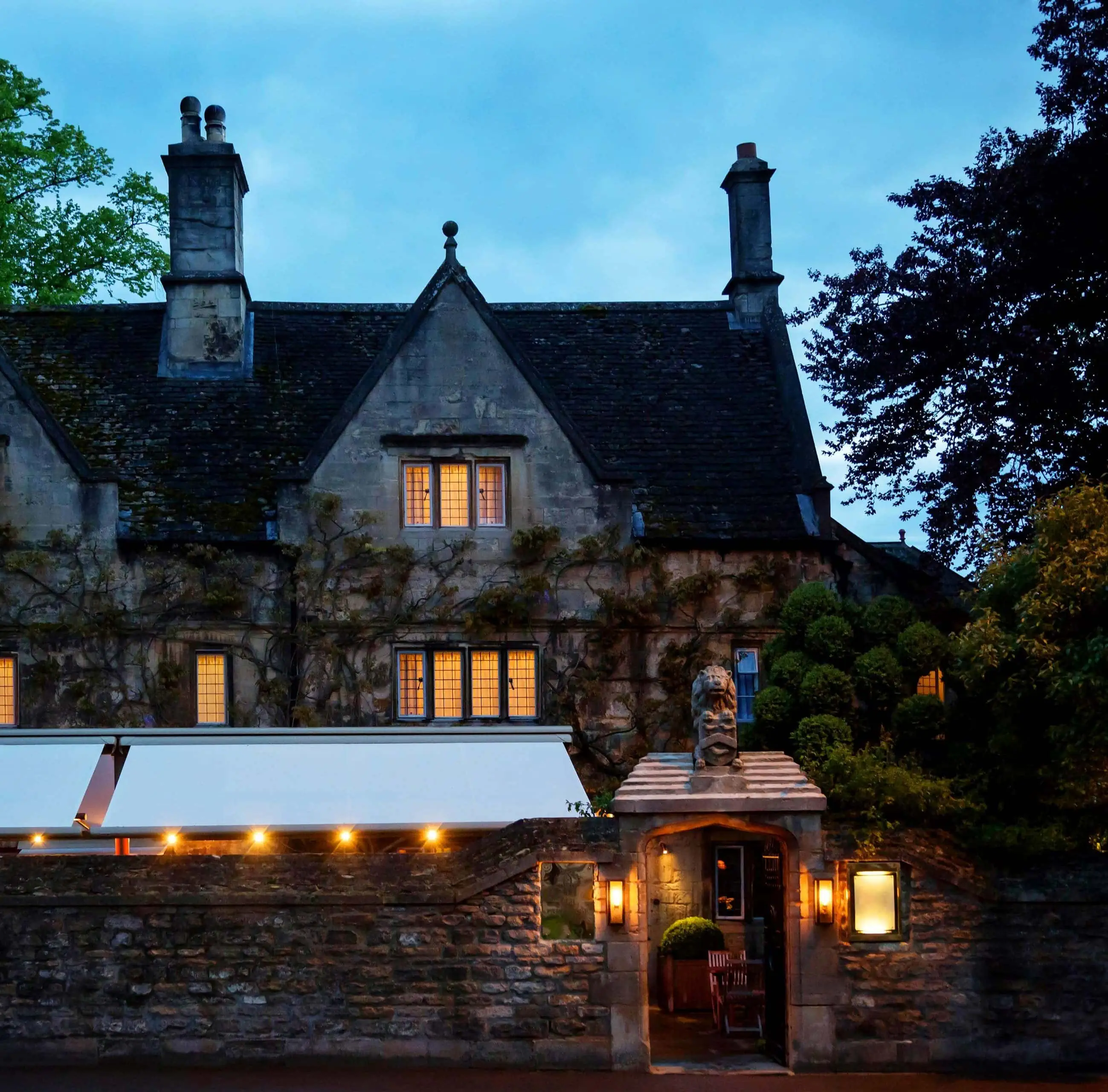 001-2014-Old-Parsonage-Hotel-Oxford-Exterior-Facade-Night-Lights-Web-Hero-aspect-ratio-2598-2560