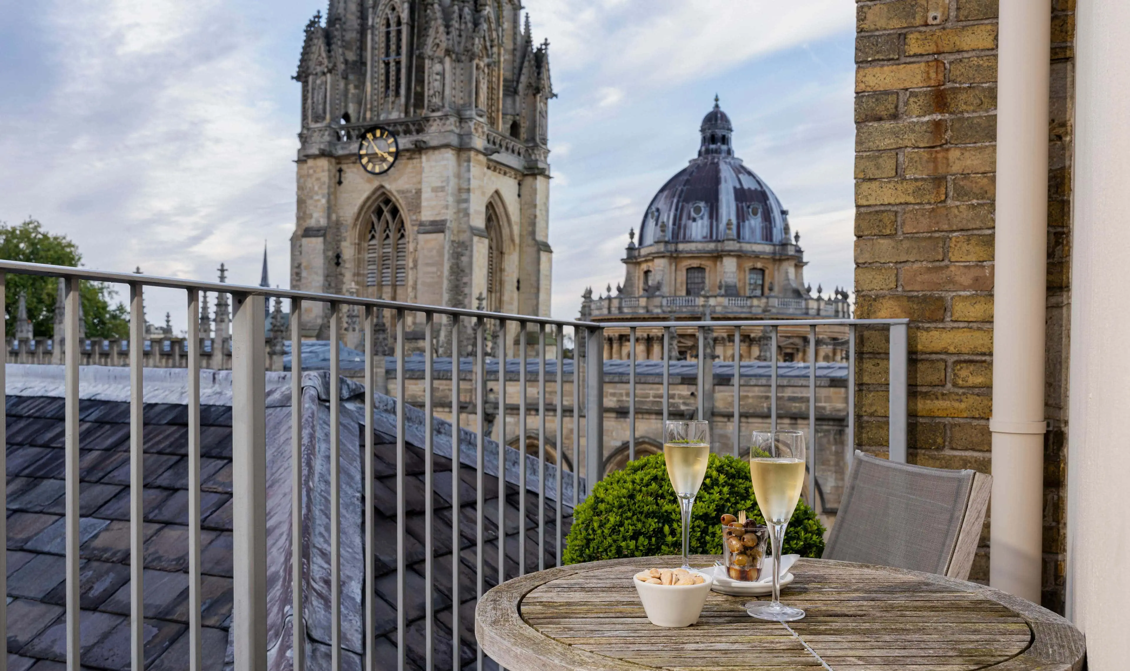 A7R03431-2023-Old-Bank-Hotel-Oxford-High-Res-Room-44-Superior-Deluxe-with-Balcony-Seating-Champagne-View-Web-Hero-aspect-ratio-3840-2280