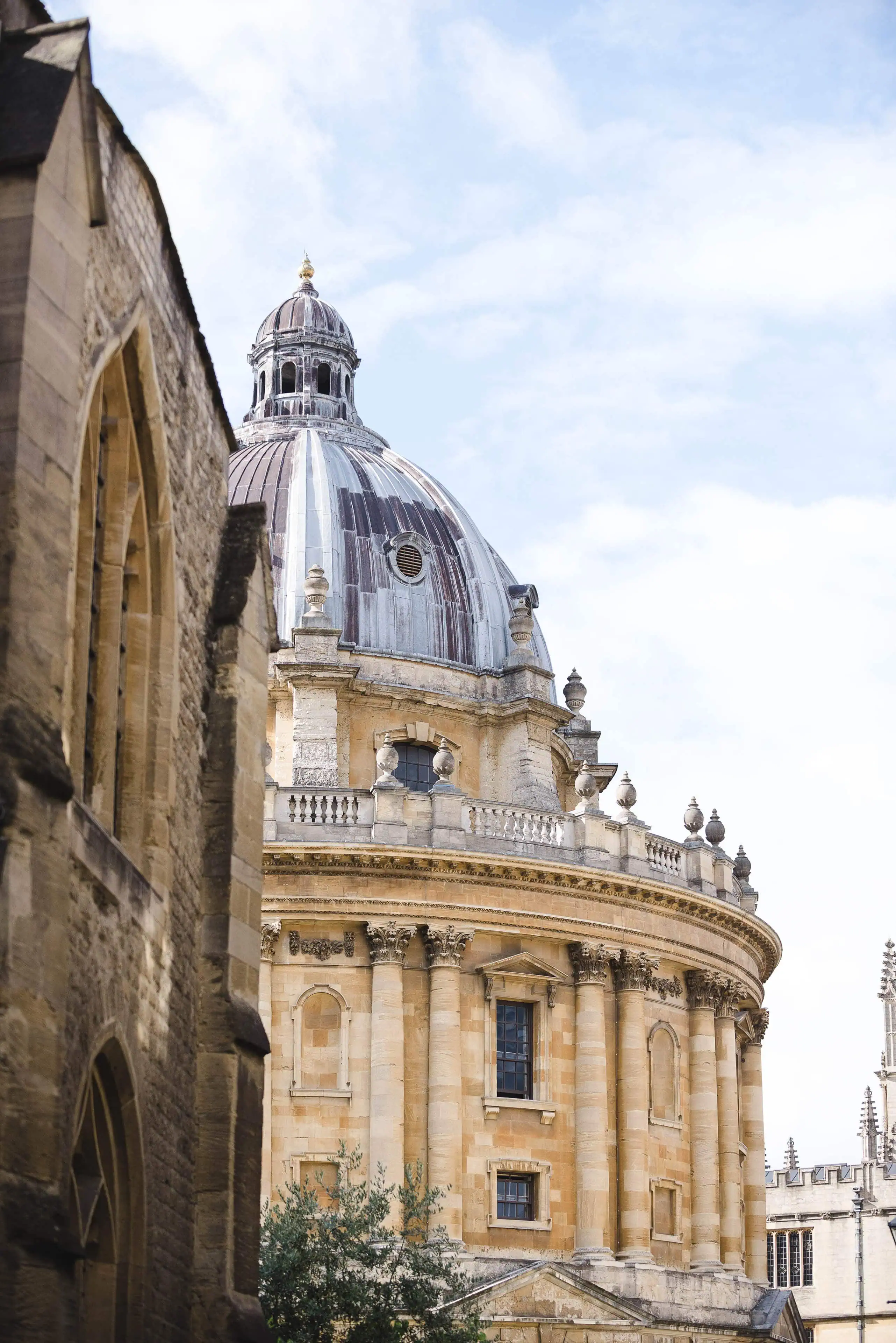 302 - 2021 - Radcliffe Square - Oxford - High Res - Lauren & Stephen Wedding - Web Hero