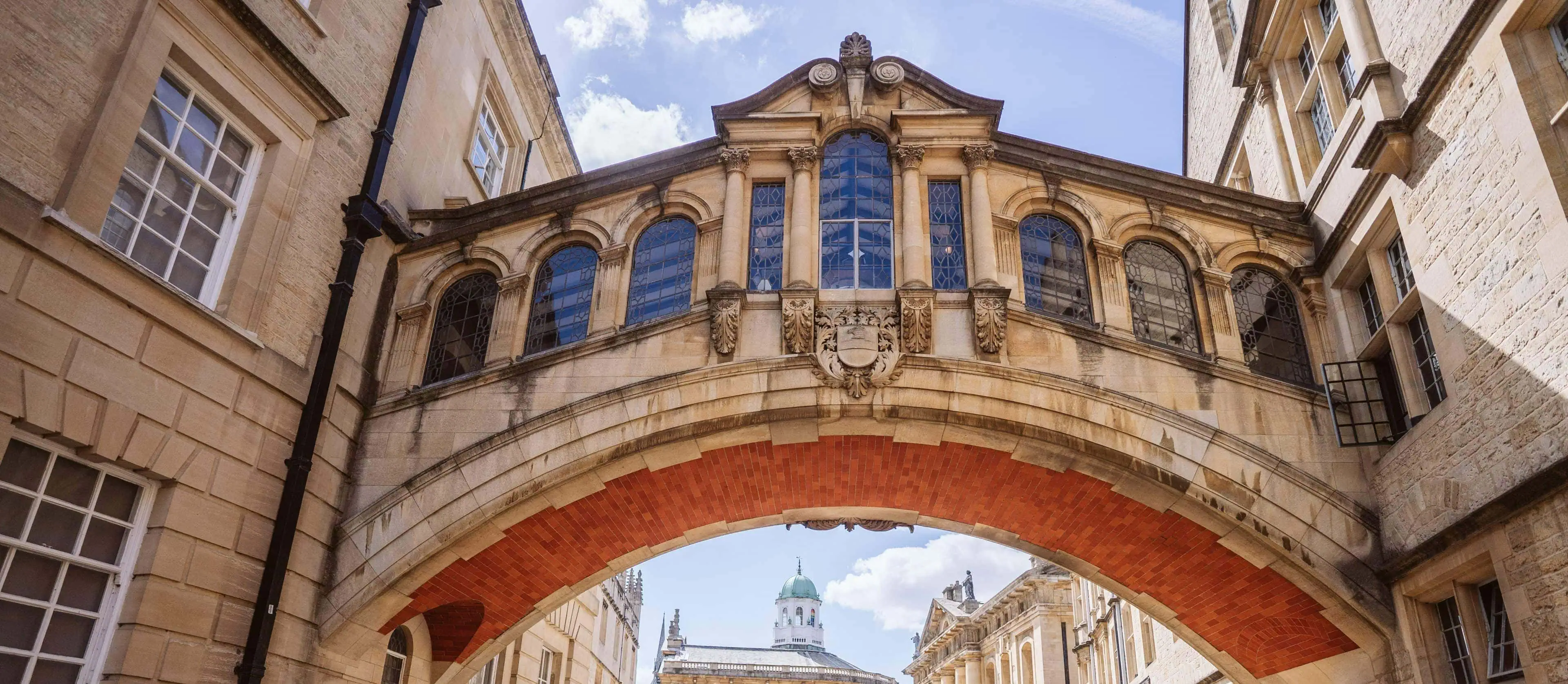 0294-2021-Bridge-of-Sighs-Oxford-High-Res-Victoria-John-Wedding-Web-Hero-aspect-ratio-3840-1676